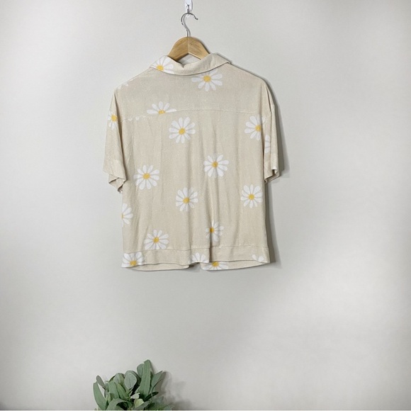 Women's Daisy Print Terrycloth Cream Button Down Short Sleeve Top - Picture 5 of 7